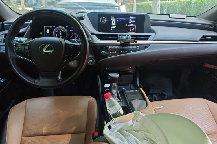 Used Lexus ES 2020 300h Premier Edition Center Console