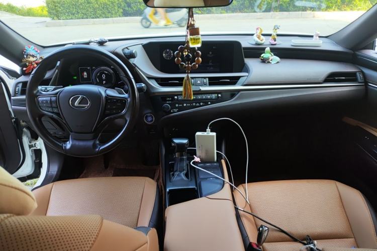 Used Lexus ES 2020 300h Premier Edition Center Console