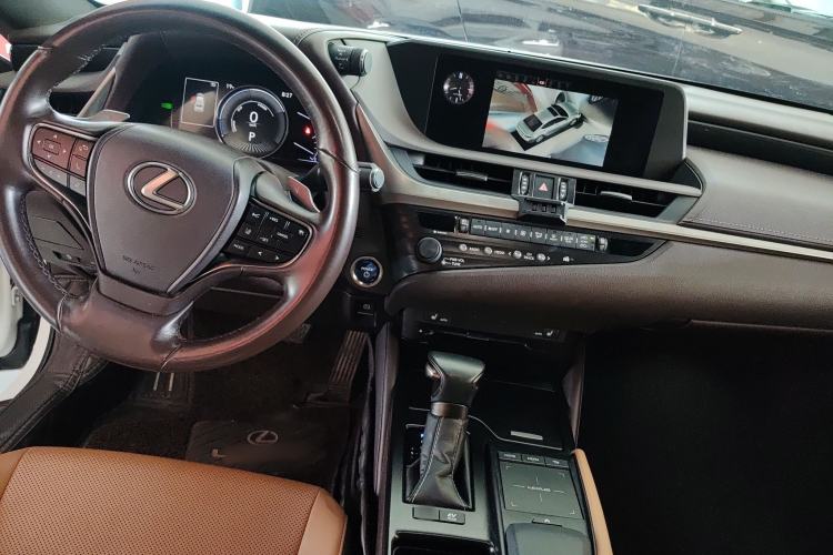 Used Lexus ES 2020 300h Premier Edition Center Console
