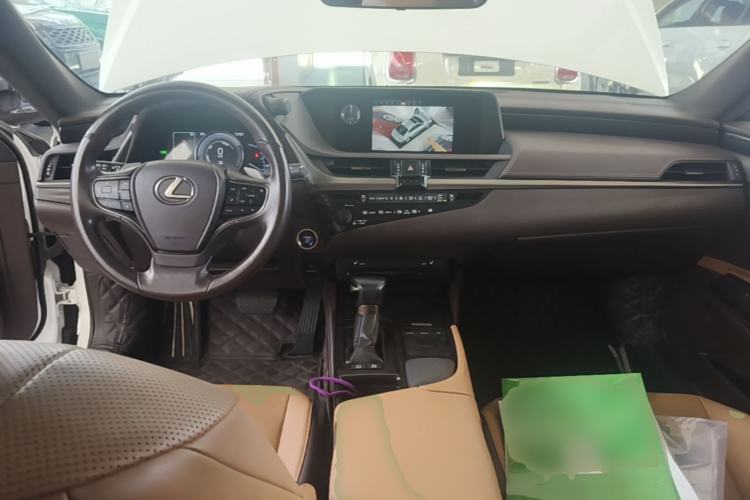 Used Lexus ES 2020 300h Premier Edition Center Console