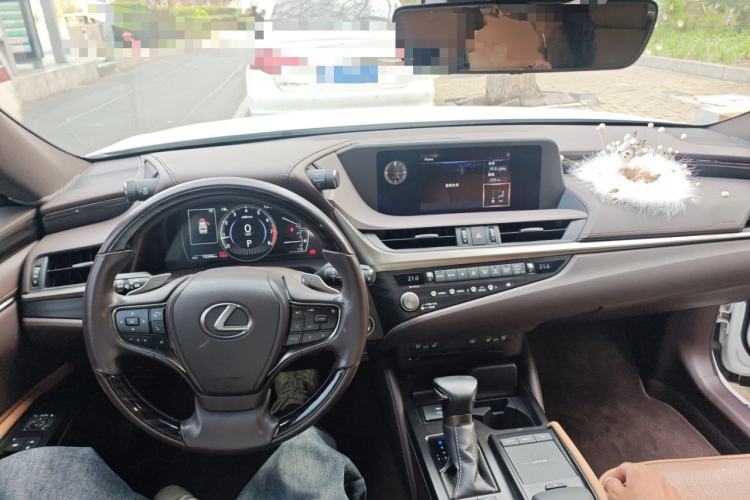 Used Lexus ES 2020 260 Deluxe Edition Center Console