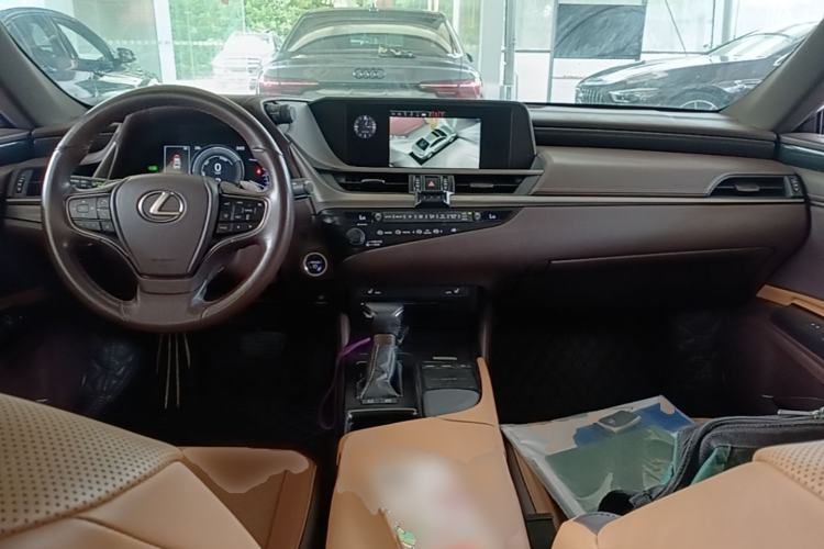 Used Lexus ES 2020 300h Premier Edition Center Console