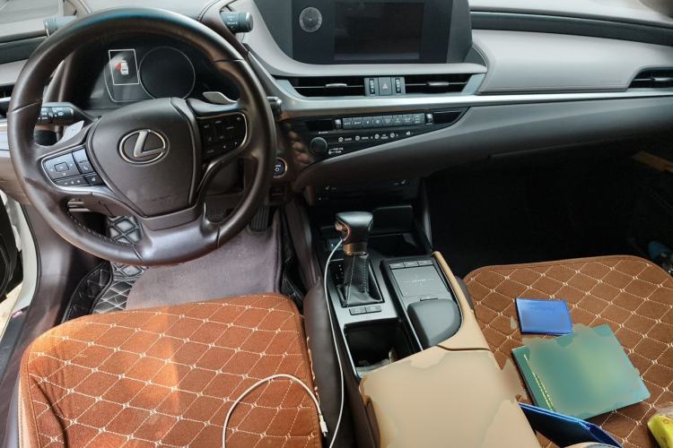 Used Lexus ES 2020 300h Premier Edition Center Console