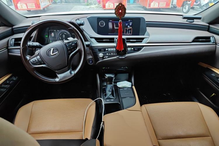 Used Lexus ES 2020 300h Deluxe Edition Center Console
