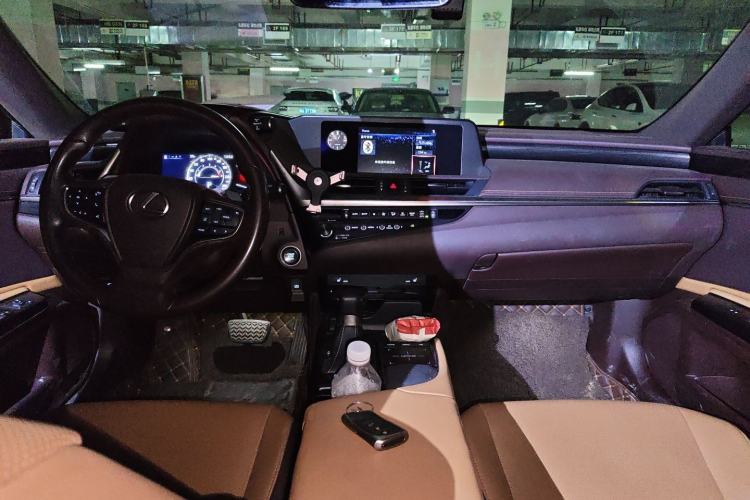 Used Lexus ES 2020 200 Luxury Edition Center Console