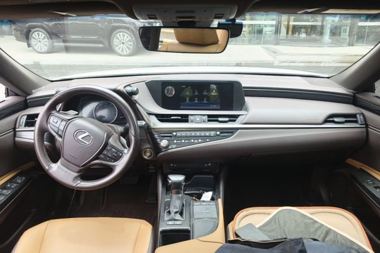 Used Lexus ES 2020 200 Excellence Edition Center Console