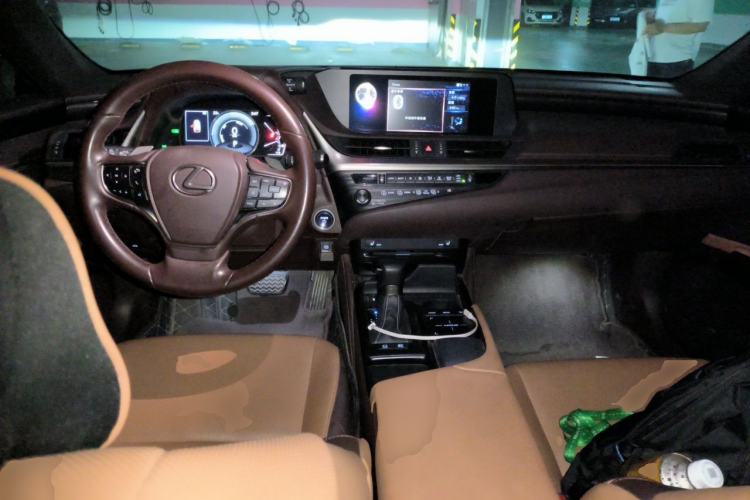 Used Lexus ES 2020 300h Premier Edition Center Console