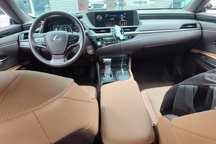 Used Lexus ES 2020 200 Excellence Edition Center Console