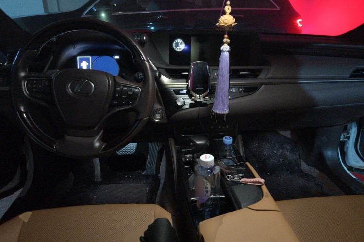 Used Lexus ES 2020 200 Luxury Edition Center Console