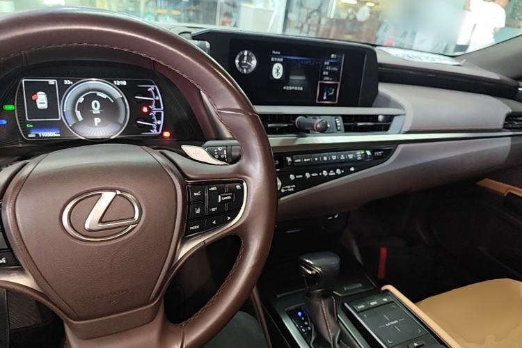 Used Lexus ES 2020 300h Premier Edition Center Console