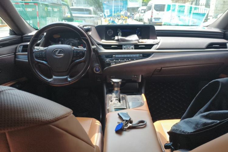 Used Lexus ES 2020 300h Premier Edition Center Console