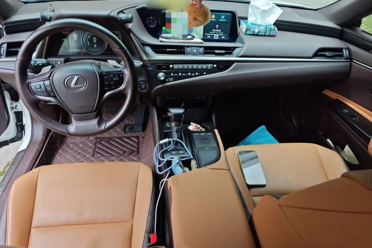 Used Lexus ES 2020 300h Deluxe Edition Center Console