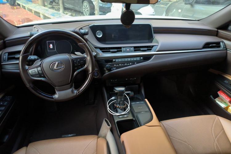 Used Lexus ES 2020 300h Premium Edition Center Console