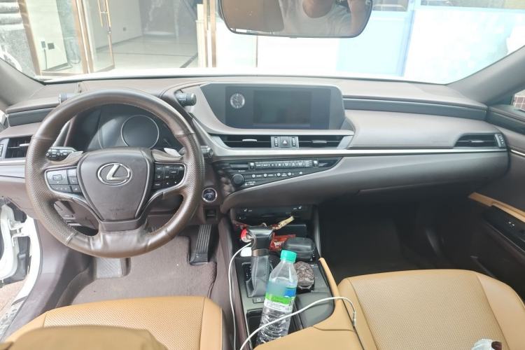 Used Lexus ES 2020 300h Premier Edition Center Console