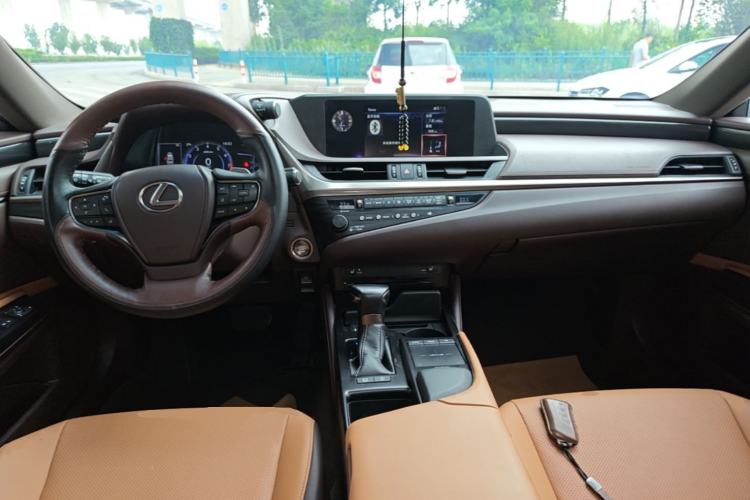 Used Lexus ES 2020 200 Excellence Edition Center Console