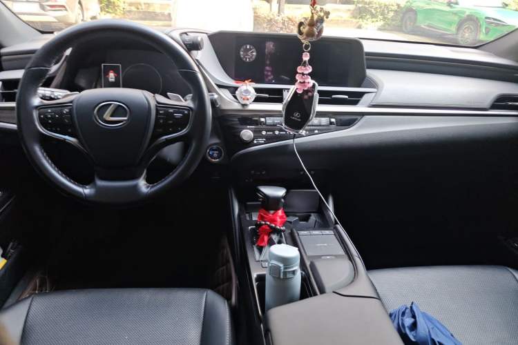 Used Lexus ES 2020 300h Deluxe Edition Center Console