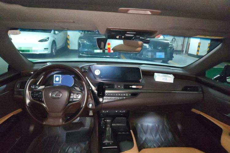 Used Lexus ES 2020 200 Luxury Edition Center Console
