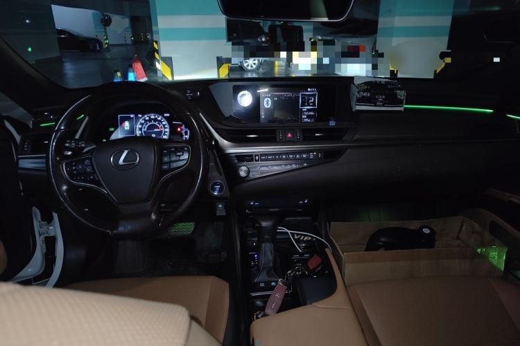 Used Lexus ES 2020 300h Premier Edition Center Console