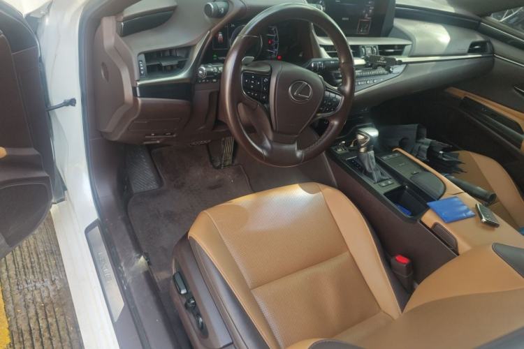 Used Lexus ES 2020 300h Premier Edition Center Console