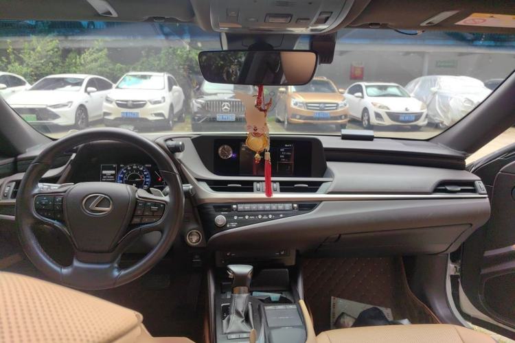 Used Lexus ES 2020 200 Excellence Edition Center Console
