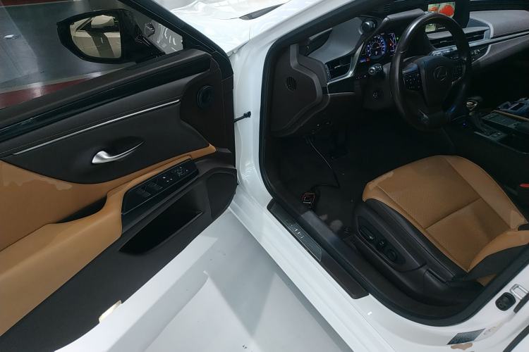 Used Lexus ES 2020 300h Premier Edition Driver Seat