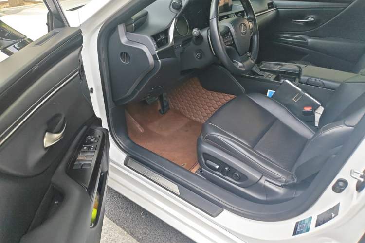 Used Lexus ES 2020 300h Premier Edition Driver Seat