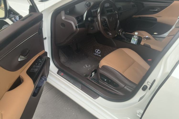 Used Lexus ES 2020 300h Premier Edition Driver Seat