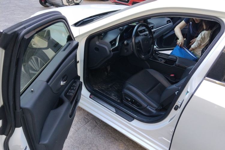 Used Lexus ES 2020 300h Premier Edition Driver Seat