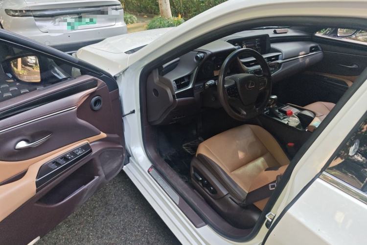 Used Lexus ES 2020 300h Premier Edition Driver Seat