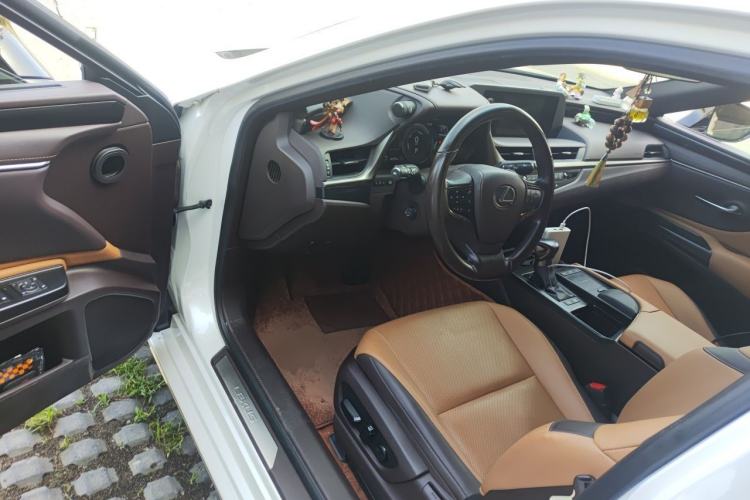 Used Lexus ES 2020 300h Premier Edition Driver Seat