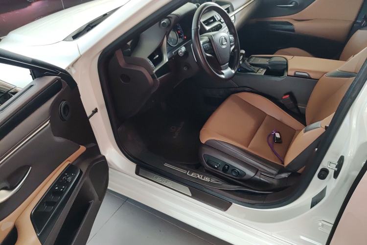 Used Lexus ES 2020 300h Premier Edition Driver Seat