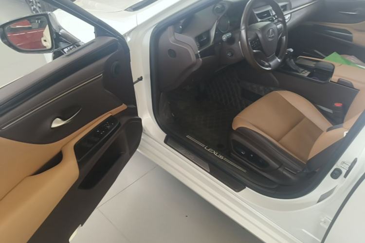 Used Lexus ES 2020 300h Premier Edition Driver Seat