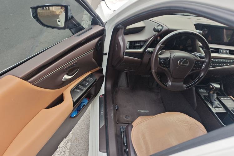 Used Lexus ES 2020 260 Deluxe Edition Driver Seat