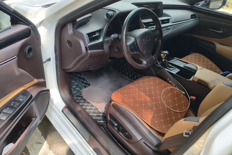 Used Lexus ES 2020 300h Premier Edition Driver Seat