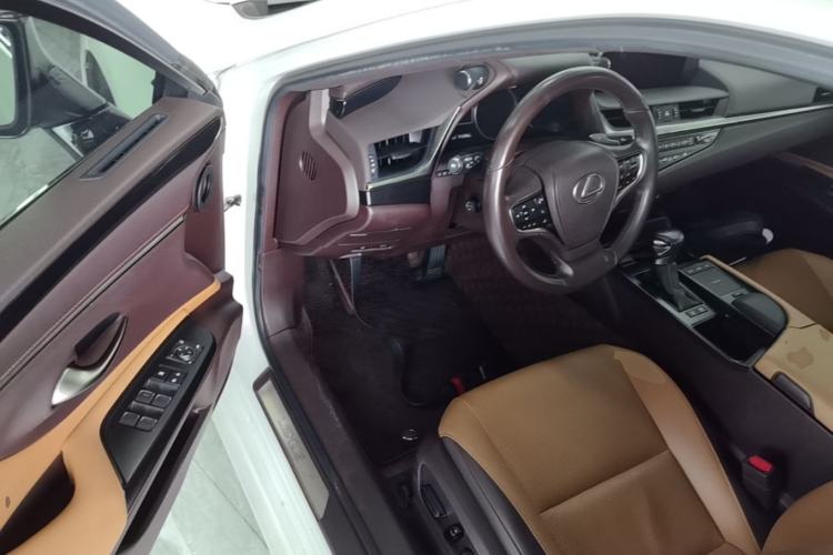 Used Lexus ES 2020 300h Premier Edition Driver Seat