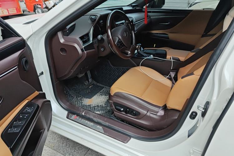 Used Lexus ES 2020 300h Deluxe Edition Driver Seat