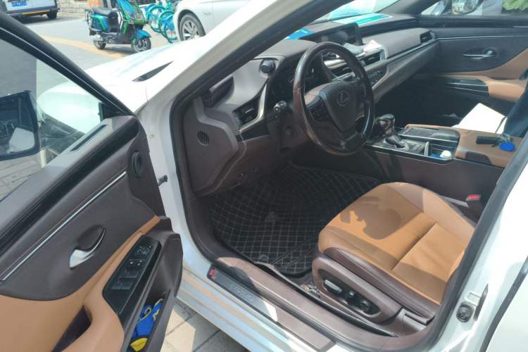 Used Lexus ES 2020 300h Premier Edition Driver Seat