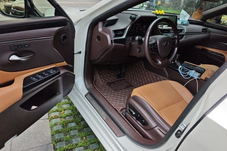 Used Lexus ES 2020 300h Deluxe Edition Driver Seat