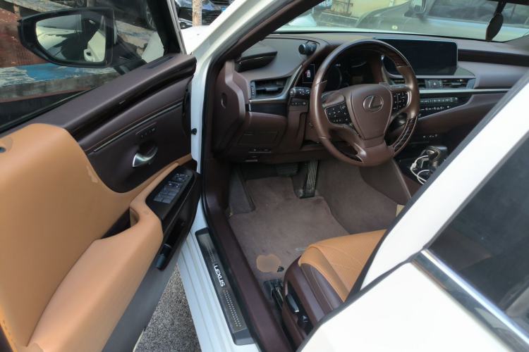 Used Lexus ES 2020 300h Premium Edition Driver Seat