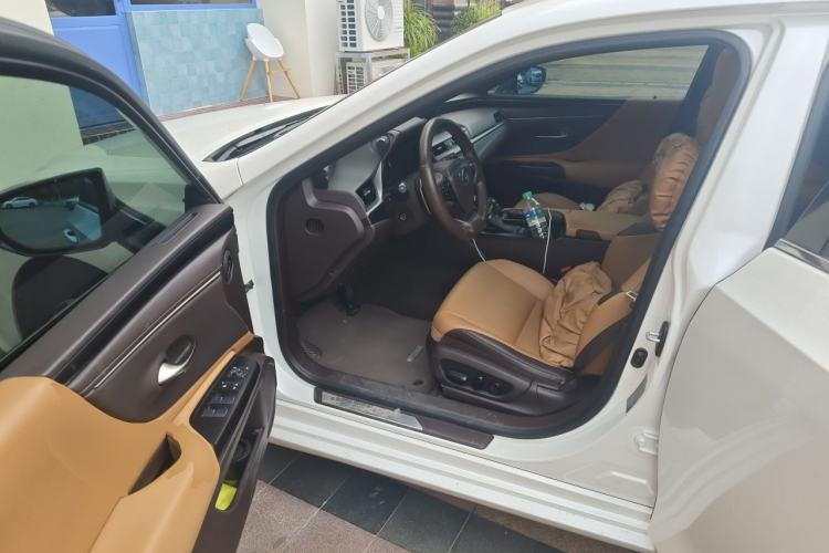 Used Lexus ES 2020 300h Premier Edition Driver Seat