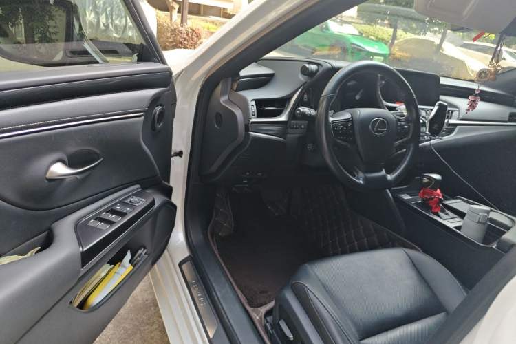 Used Lexus ES 2020 300h Deluxe Edition Driver Seat