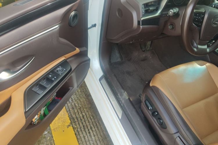 Used Lexus ES 2020 300h Premier Edition Driver Seat