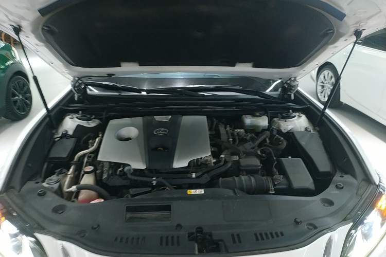 Used Lexus ES 2020 300h Premier Edition Engine Bay
