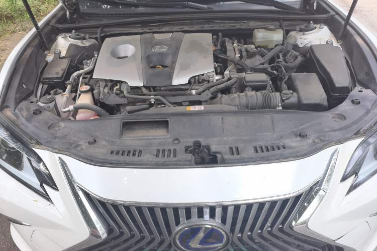 Used Lexus ES 2020 300h Premier Edition Engine Bay