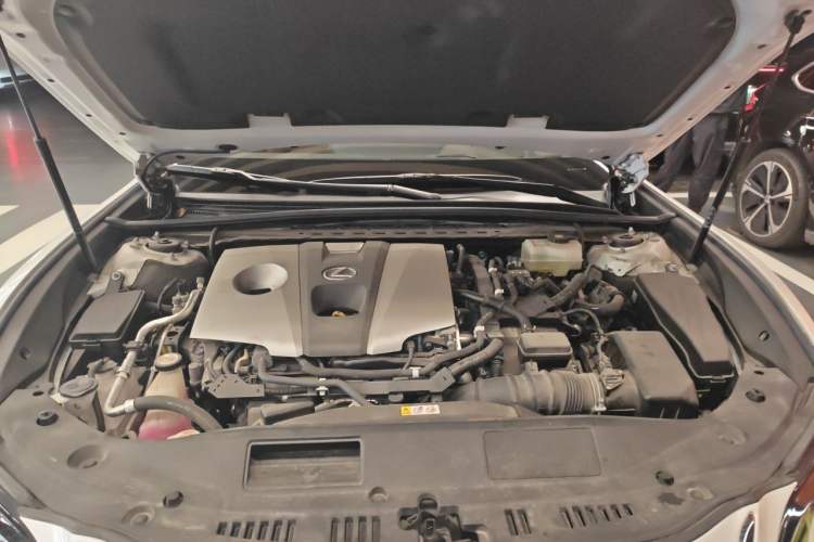 Used Lexus ES 2020 300h Executive Edition Engine Bay