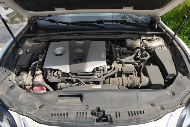 Used Lexus ES 2020 300h Premier Edition Engine Bay