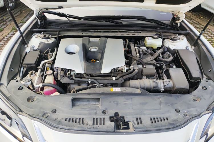 Used Lexus ES 2020 300h Premier Edition Engine Bay