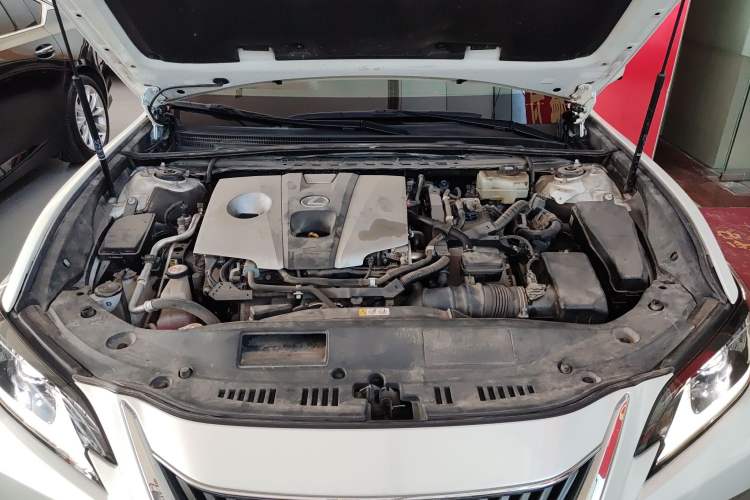 Used Lexus ES 2020 300h Premier Edition Engine Bay