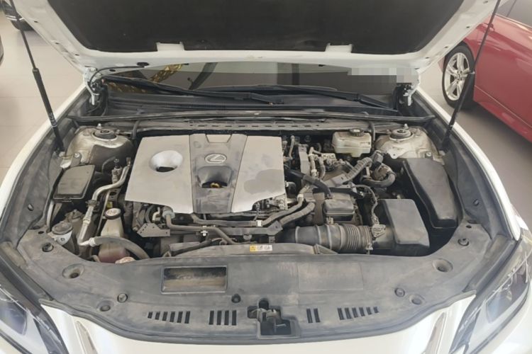 Used Lexus ES 2020 300h Premier Edition Engine Bay