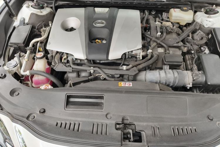 Used Lexus ES 2020 300h Premier Edition Engine Bay